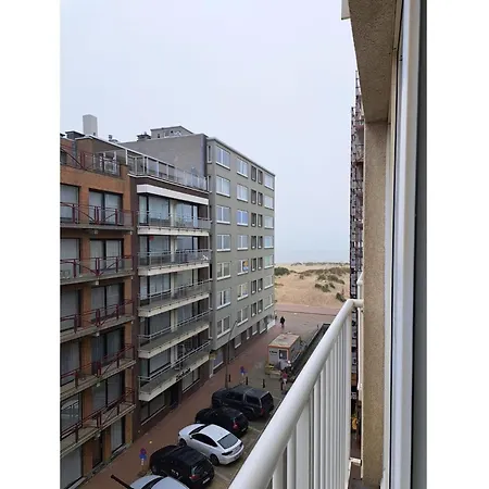 Bright With Side Sea View شقة *